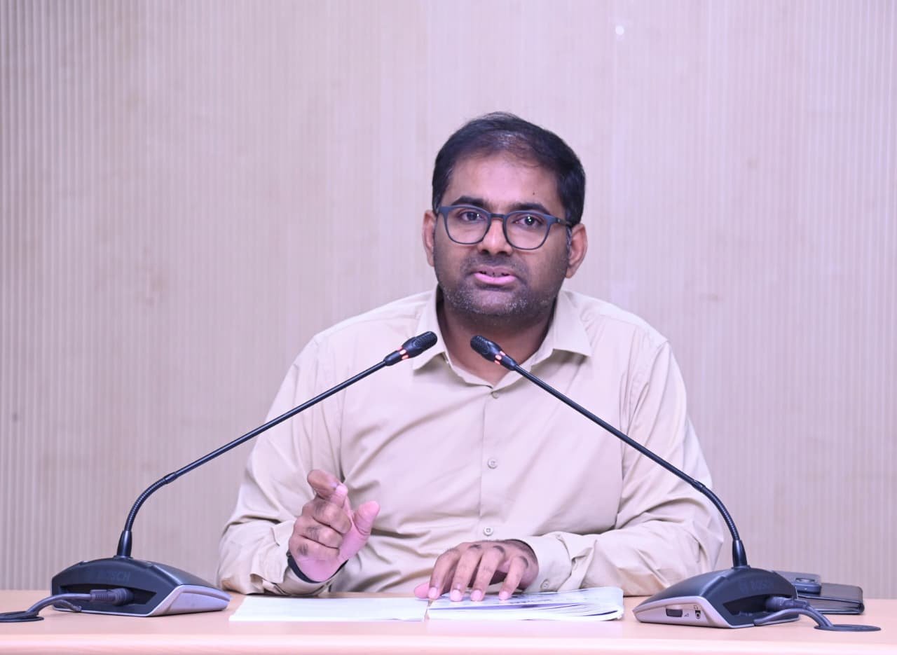 మధ్యవర్తులను నమ్మవద్దు – ప్రజల సమస్యలకు నేరుగా పరిష్కారం... జిల్లా కలెక్టర్ కోయ శ్రీ హర్ష